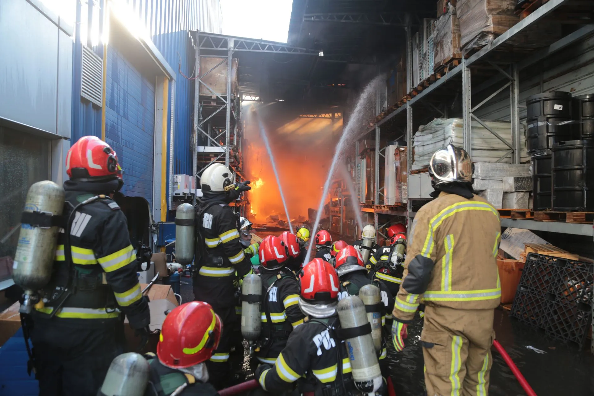 Foc pe Lamotești: 37 autoevacuați, doi asistați pentru fum