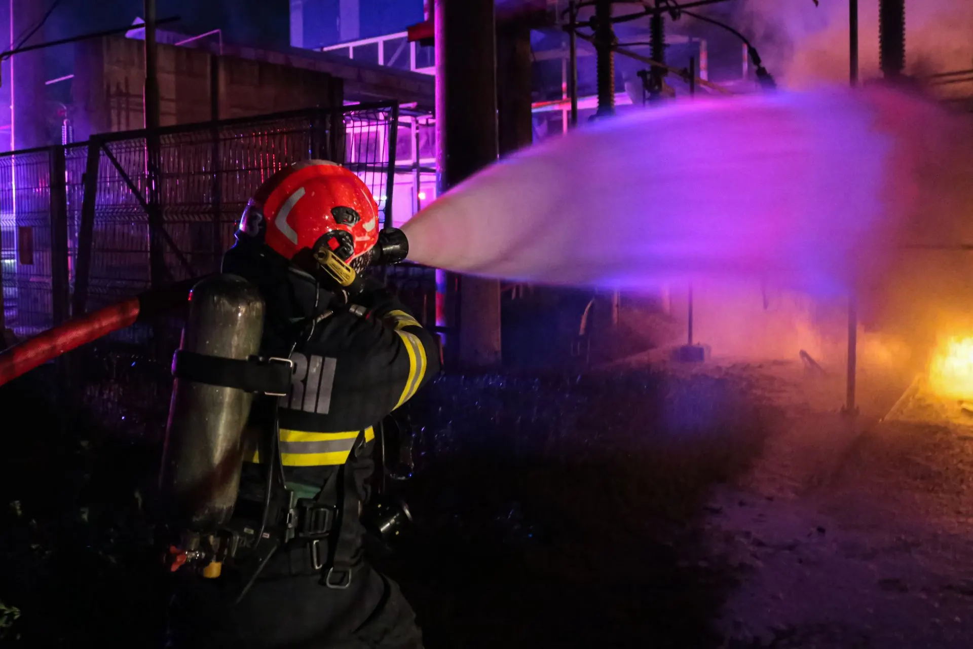 Foc pe etajul 3 la Fundeni: 37 de pacienți scoși, dispozitiv masiv