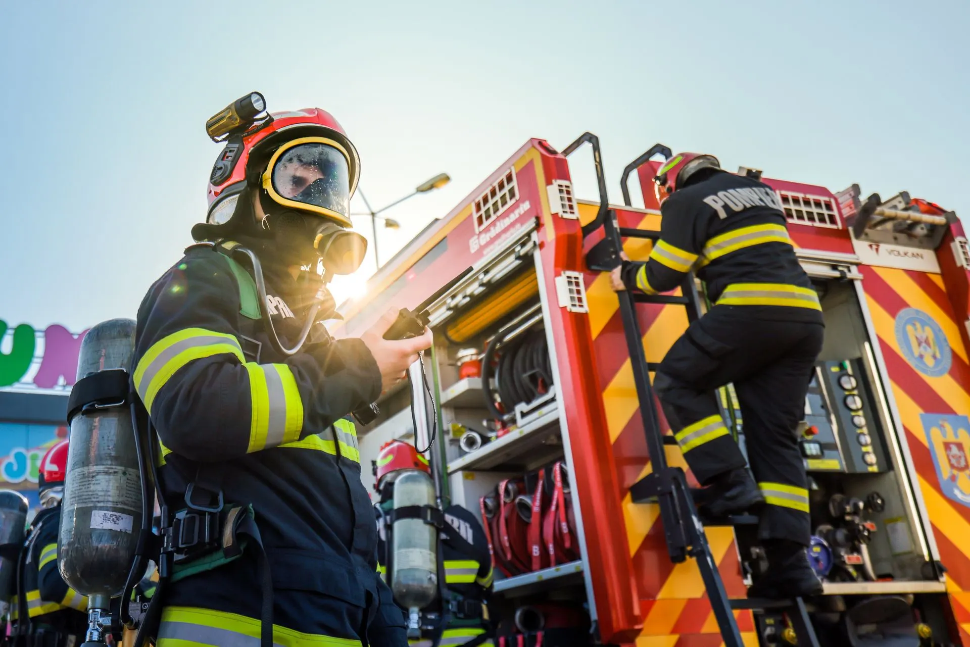 Incendiu în service pe Splaiul Unirii: cinci autospeciale, zero răniți