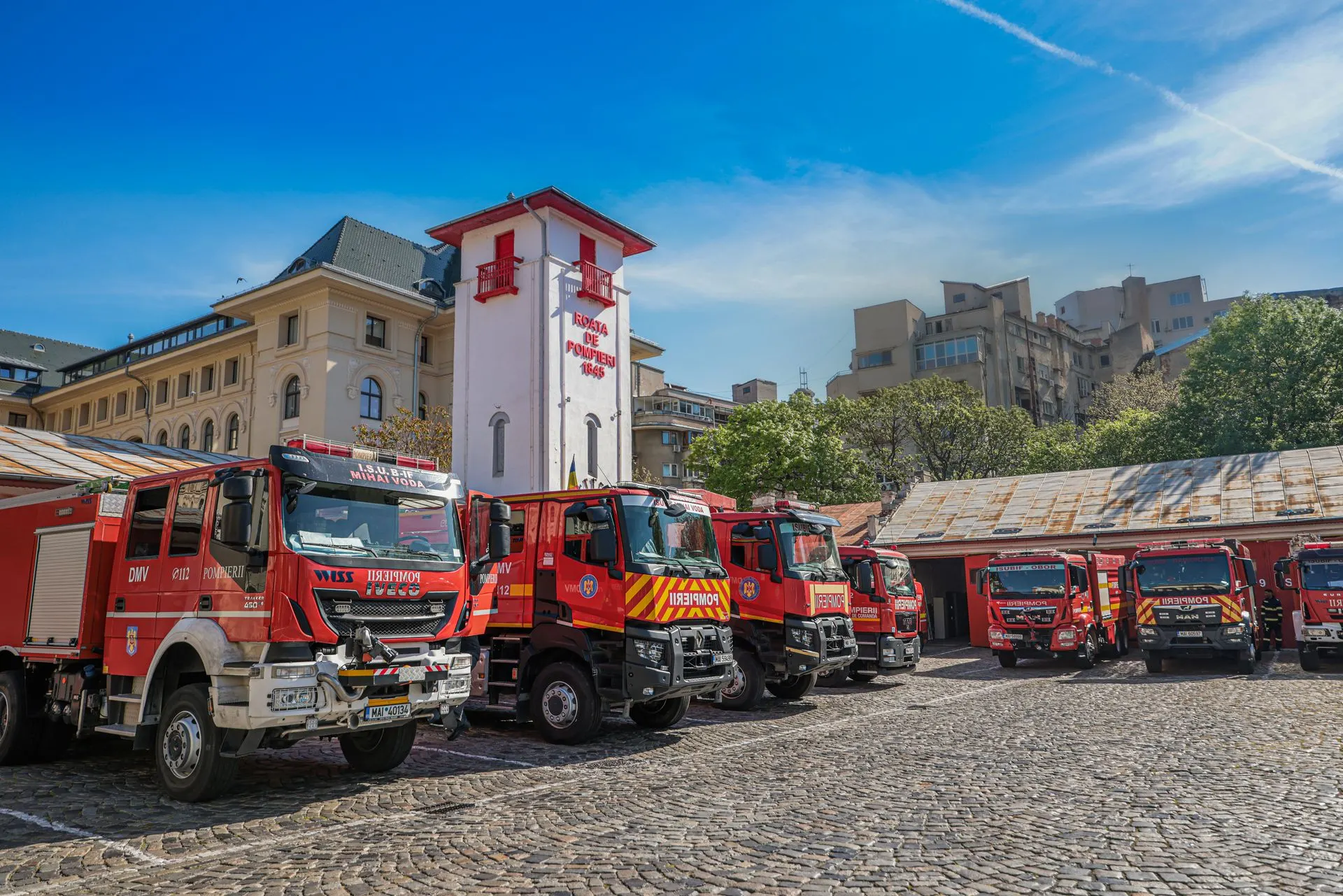 Foc în curtea unui service din Sector 5: 15 autoturisme lovite