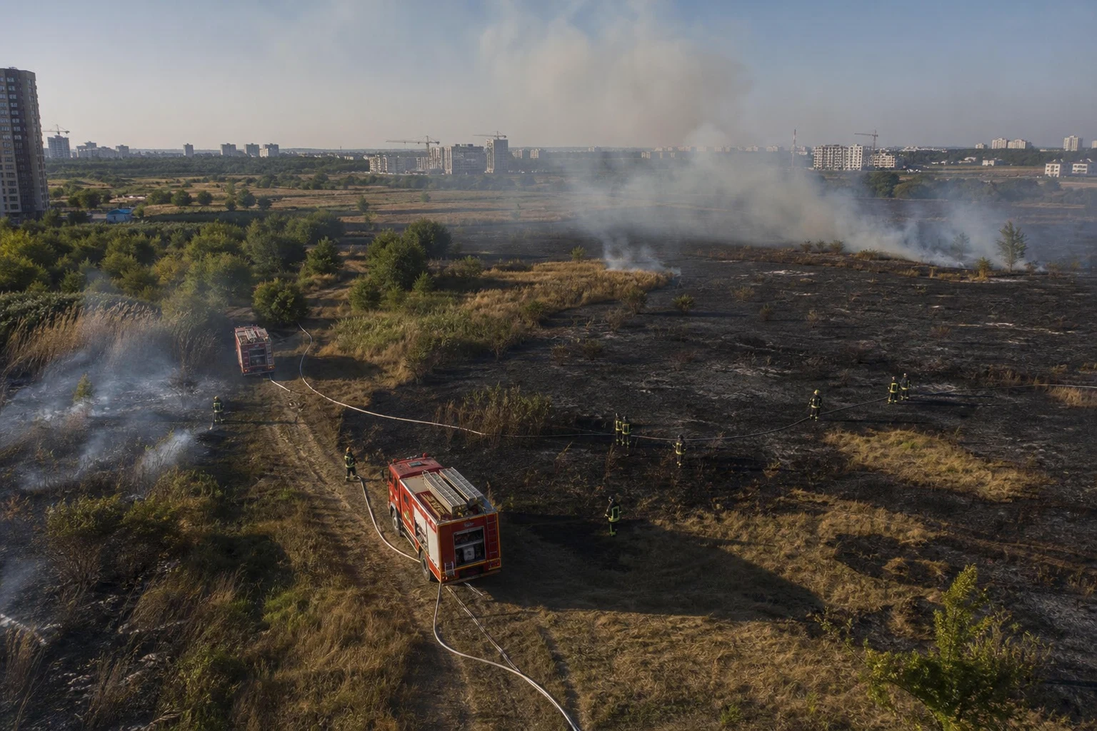 Patru hectare au ars pe Drumul Sanpaul din București. Nu au fost victime