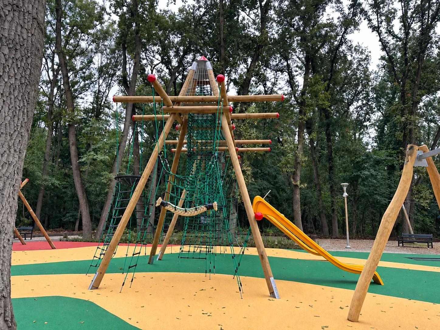 Locul de joacă din Parcul Băneasa s-a redeschis după reamenajare