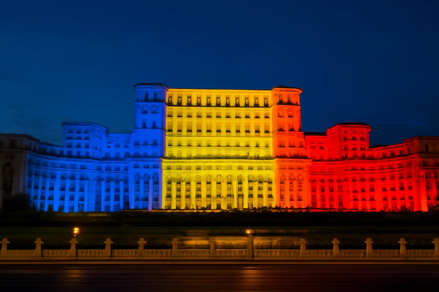 Palatul Parlamentului, Scăldat în Culorile Drapelului României pe 26 Iunie - Omagiul Anual de Ziua Drapelului Național